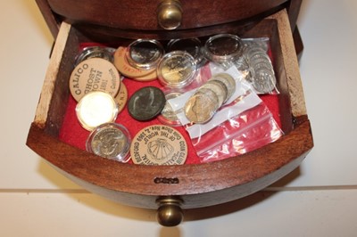 Lot 462 - U.S. - Small, wood four draw collector's cabinet containing an accumulation of mixed coins and medallions, to include mint sealed rolls of cupro-nickel quarter dollars, AE commerorative medallions...