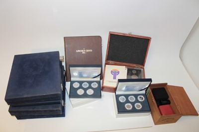 Lot 463 - U.S. - Mixed coins and accessories to include selected Quarter Dollar sets x 2, uncirculated sets, a folder containing Lincoln Cents - collection, Los Angeles Bicentennial Birthday Dollars, Westmin...
