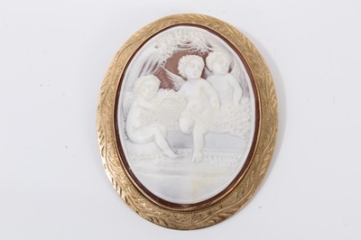 Lot 252 - Italian carved shell cameo in 9ct gold brooch mount