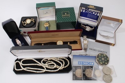 Lot 254 - Ladies Gucci wristwatch, other watches and bijouterie