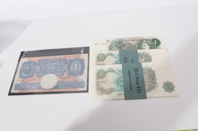 Lot 485 - GB - mixed one pound banknotes to include blue £1 chief cashier KO Peppiatt 1940 prefix A71D EF, green £1's chief cashier J Page circa 1970 - sequentially numbered notes - prefix HN51 x 10 UNC, pre...