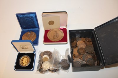 Lot 517 - World - Mixed coinage and medallions to include G.B. silver Half Crown William and Mary 1689 fair, Georgian copper, World silver Crowns x 6, contemporary forgeries x 3, AE Medallions and other si...