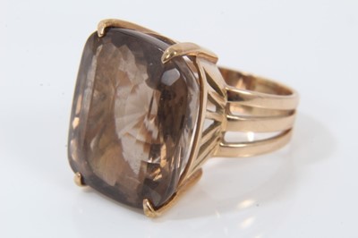 Lot 303 - Smoky quartz cocktail ring