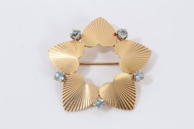 Lot 349 - 18ct gold and aquamarine brooch