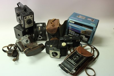 Lot 2692 - Ilford Sportsman, Kodak box brownies and other various camera (1 box)