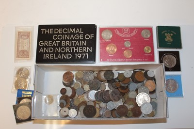 Lot 560 - World - Mixed coinage to include silver and other issues (qty)