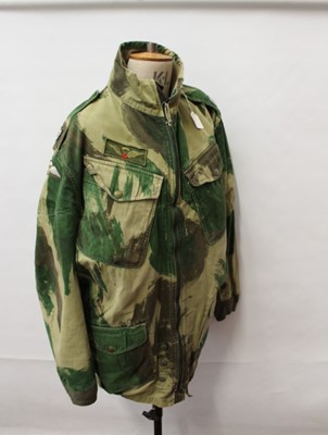 Lot 686 - Queen Elizabeth II Parachute Regiment Officers Dennison Smock with embroidered badges and Majors rank badges, label to lining -size 3
