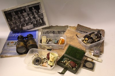 Lot 2700 - Lot bijouterie, Connoisseur magazines and sundries