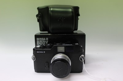 Lot 2712 - Voigtlander Bessa-R rangefinder camera, with Russian lens, cap and leather case