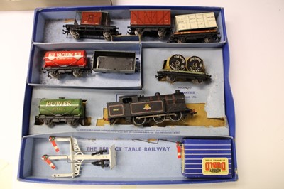 Lot 1887 - Railway- Hornby Dublo EDG17 and accessories